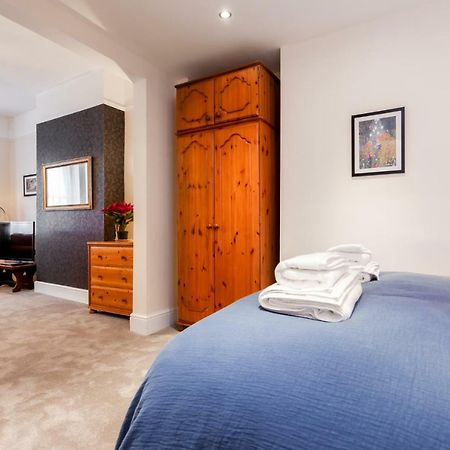 Gorgeous Town Centre Apt With Courtyard Garden บอร์นมัธ ภายนอก รูปภาพ