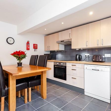 Gorgeous Town Centre Apt With Courtyard Garden บอร์นมัธ ภายนอก รูปภาพ