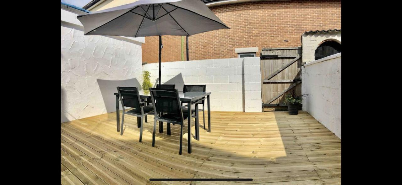 Gorgeous Town Centre Apt With Courtyard Garden บอร์นมัธ ภายนอก รูปภาพ