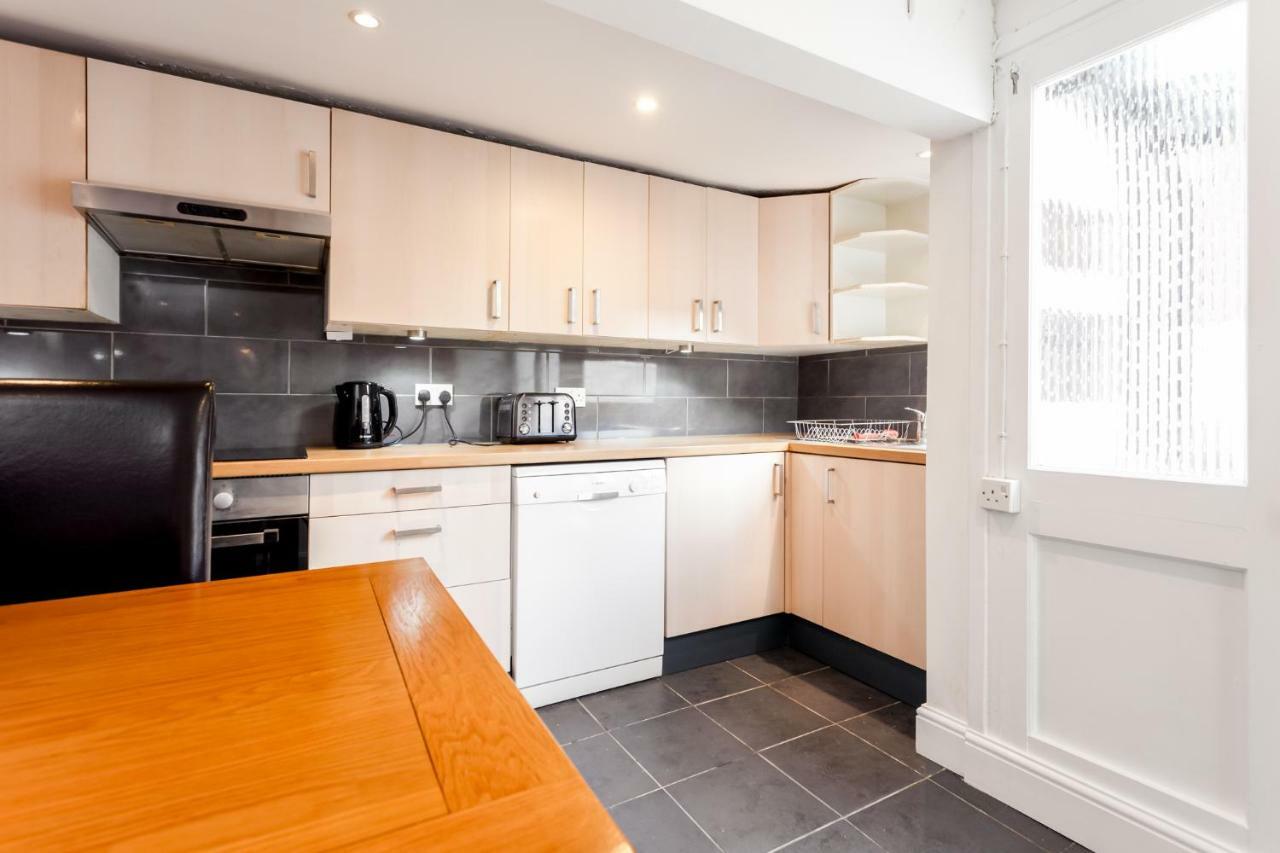 Gorgeous Town Centre Apt With Courtyard Garden บอร์นมัธ ภายนอก รูปภาพ